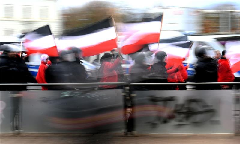 Deutlich mehr Menschen teilen rechtsextreme Positionen Teilnehmer einer Neonazi-Demonstration werden von der Polizei begleitet (Symbolbild).