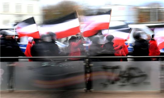 Teilnehmer einer Neonazi-Demonstration werden von der Polizei begleitet (Symbolbild).