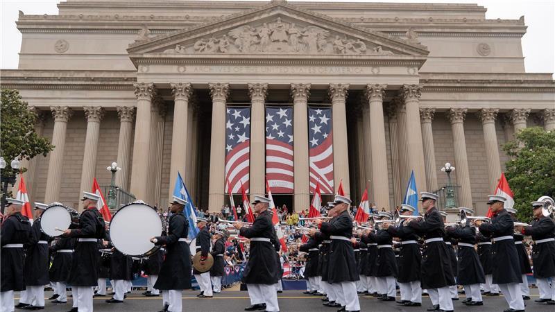 Teilnehmer einer Parade marschieren in der Nähe der National Mall.