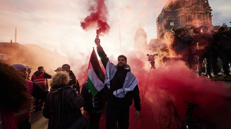 Polizei: „Keine nennenswerten Vorfälle“ nach Demo Teilnehmer einer Pro-Palästina-Kundgebung auf der Straße Unter den Linden zünden Pyrotechnik.