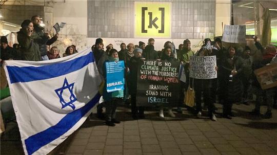 Teilnehmer einer proisraelischen Demonstration stehen vor dem Kulturzentrum Kampnagel.