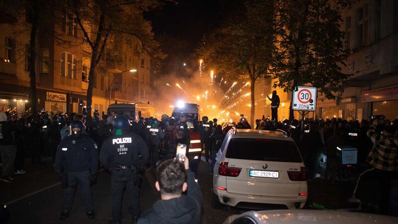 Teilnehmer einer verbotenen Pro-Palästina-Demonstration zünden in der Nähe der Sonnenallee Pyrotechnik. Es wurden auch Steine und Flaschen auf Einsatzkräfte geworfen.