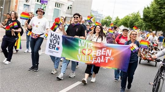 Teilnehmer gehen beim Christopher Street Day (CSD) durch Hannover.