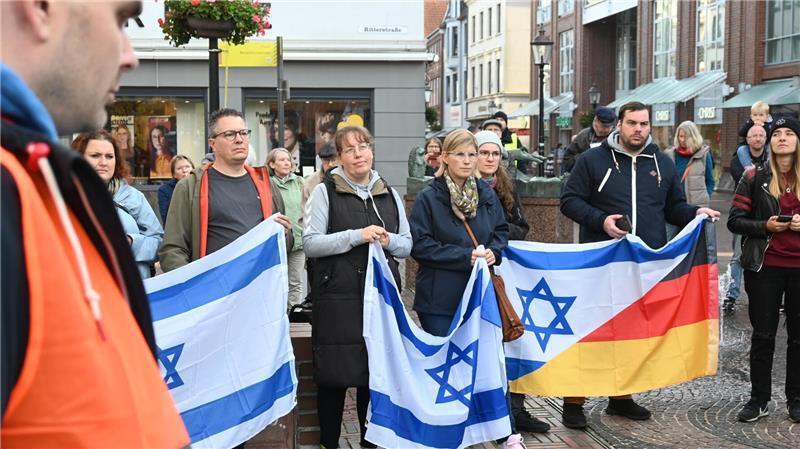 „Antisemitismus ist eine Schande“: Demo gegen Judenhass in Buxtehude Teilnehmer hielten Deutschland- und Israel-Flaggen in ihren Händen.