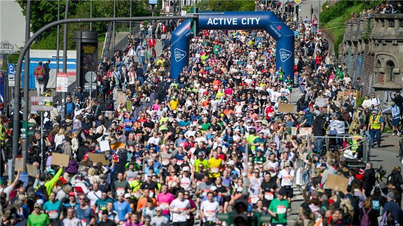 Notfall überschattet Marathon in Hamburg – Kenianer triumphiert Teilnehmer laufen an den Landungsbrücken vorbei.