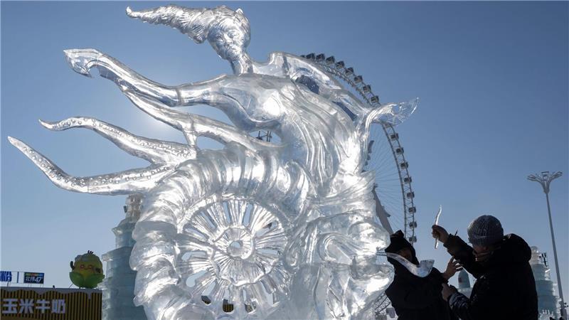 Teilnehmer legen letzte Hand an ihr Werk für den Eisskulpturenwettbewerb beim jährlichen Eis- und Schneefestival in Harbin in der chinesischen Provinz Heilongjiang.