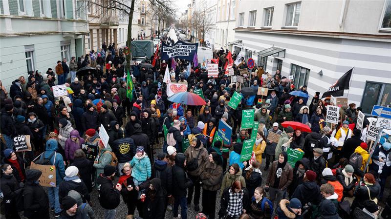 Protest in Heimfeld – Drinnen spricht der AfD-Chef, draußen gibt‘s Krawalle Teilnehmer meherer Anti-Rechts-Bündnisse haben in Harburg versammelt.