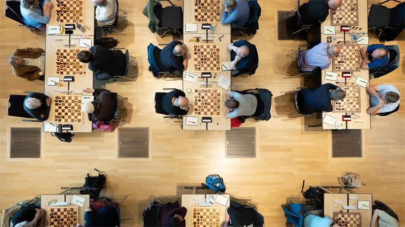 Teilnehmer spielen beim Deutschen Schachgipfel 2026 im Congress Center Dresden.