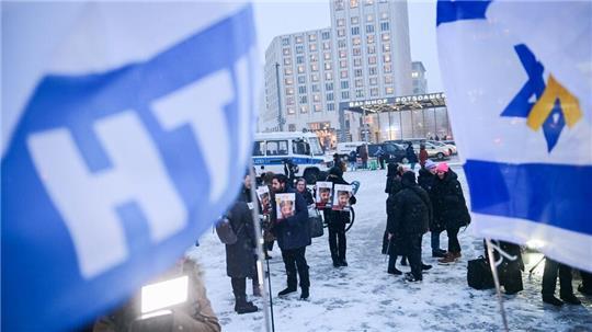 Teilnehmer stehen während einer Kundgebung vor der Berlinale-Eröffnung für die israelischen Schauspieler Ariel und David Cunio, die sich in Gefangenschaft der Hamas befinden, auf dem Potsdamer Platz. (Archivbild)