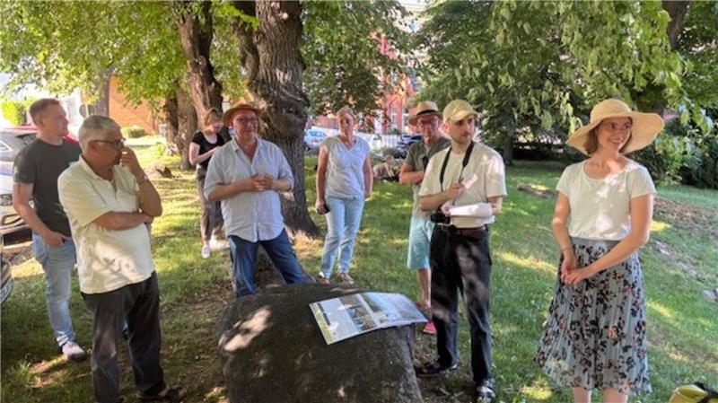 Teure Mieten, wenig Schatten: Experten wollen Altkloster attraktiver machen Teilnehmer und Teilnehmerinnen des Stadtteilspaziergangs sprechen über eine mögliche Aufwertung des Platzes um die Klosterruine. Bei mehr als 30 Grad bietet er angenehmen Schatten.