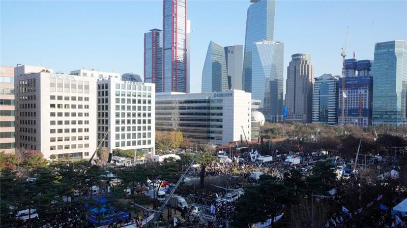 Südkoreas Parlament stimmt für Amtsenthebung des Präsidenten Teilnehmer versammeln sich während einer Kundgebung für die Amtsenthebung des südkoreanischen Präsidenten Yoon vor der Nationalversammlung. Ein zweiter Amtsenthebungsantrag gegen Yoon hat die benötigte Zweidrittelmehrheit in der Nationalversammlung erreicht.
