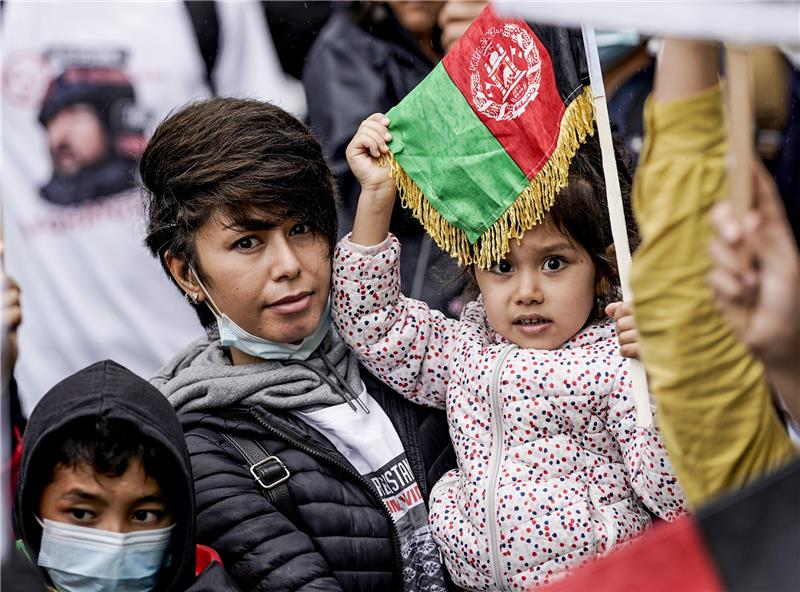 Hunderte Menschen demonstrieren Teilnehmer der Afghanistan-Solidaritäts-Demonstration im Hamburger Stadtteil St. Georg halten afghanische Flaggen in den Händen. Foto: Axel Heimken/dpa