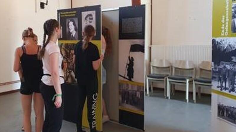 Teilnehmerinnen des Internationalen Work for Peace-Camp beim Aufbau der Sonderausstellung.