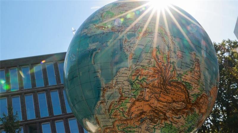 Teilnehmerinnen des Klimastreiks zeigten sich besorgt, dass das Thema Klimaschutz angesichts der vielen anderen Krisen ins Hintertreffen geraten könnte.