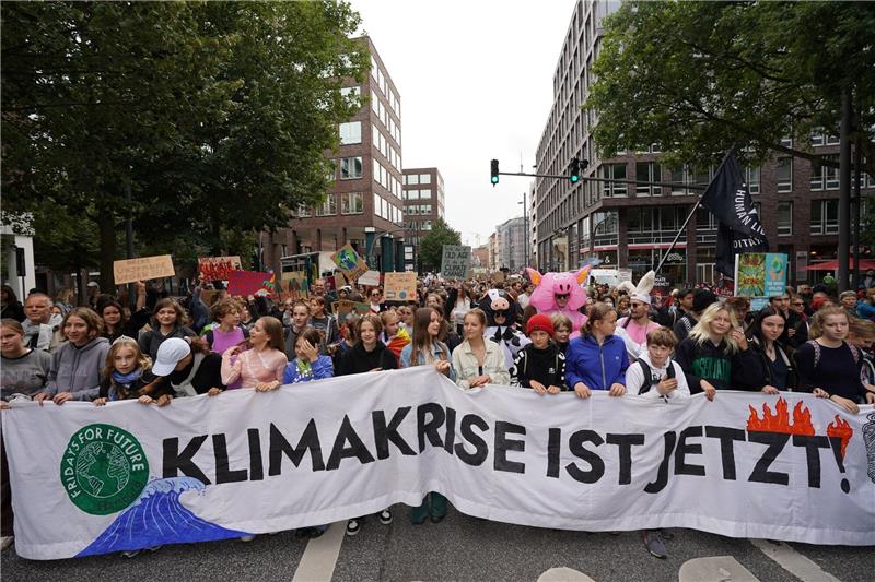 Teilnehmerinnen des globalen Klimastreiks von Fridays for Future (FFF) demonstrieren in der Innenstadt.