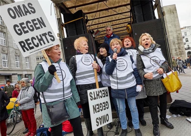 Teilnehmerinnen mit Transparenten mit der Aufschrift "Omas gegen Rechts" singen auf einer Demonstration unter dem Motto "Keine Macht den Rechten! - Keine AfD in unser Rathaus!". Foto: Georg Wendt/dpa 