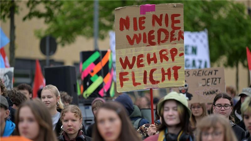 Teilnehmerinnen protestieren beim Schulstreik gegen die Wehrpflicht in Potsdam.