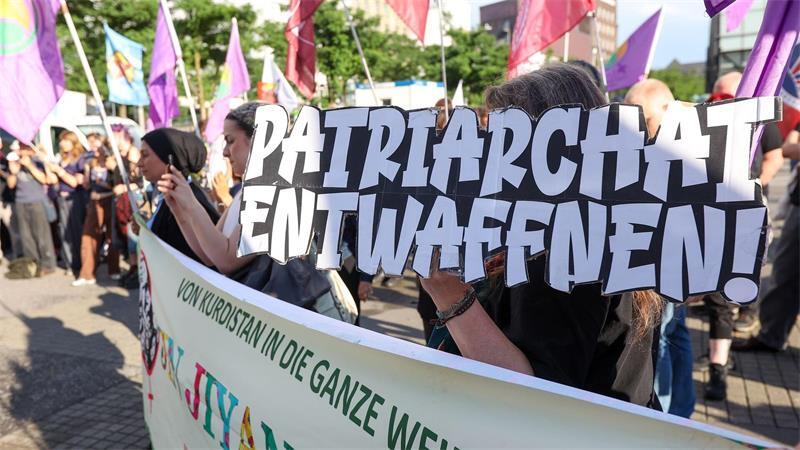 Teilnehmerinnen und Teilnehmer stehen bei einer Kundgebung am Hauptbahnhof in Hamburg wegen der Gewalttat in Stade zusammen.