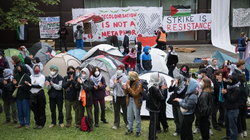 Uni Bremen: Protestcamp von propalästinensischen Aktivisten Teilnehmerinnen und Teilnehmer stehen während einer propalästinensischen Demonstration der Gruppe „Student Coalition Berlin“ auf dem Theaterhof der Freien Universität Berlin.