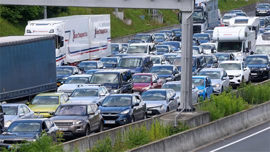 Teils stockender Verkehr und Stau auf der Autobahn 7 in Hamburg in Richtung Süden.