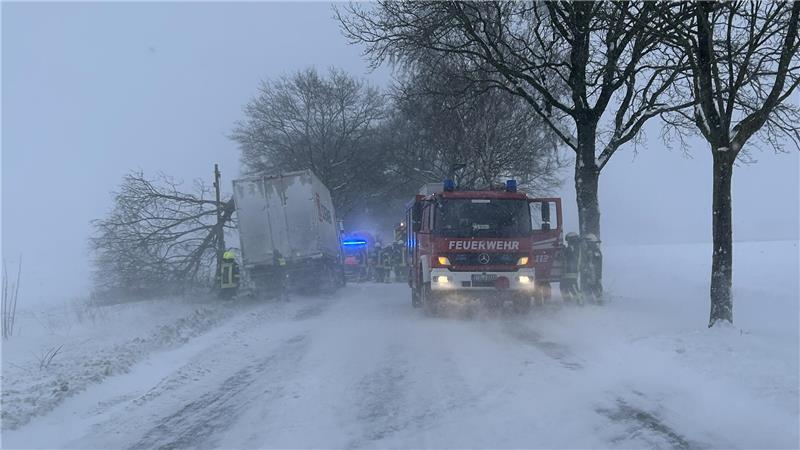 Teilweise erschweren Schneeverwehungen die Einsätze, wie hier bei dem Unfall in Ohrensen.