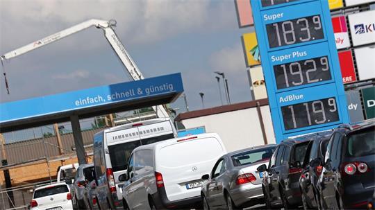 Teilweise kam es an Tankstellen zu Schlangen.