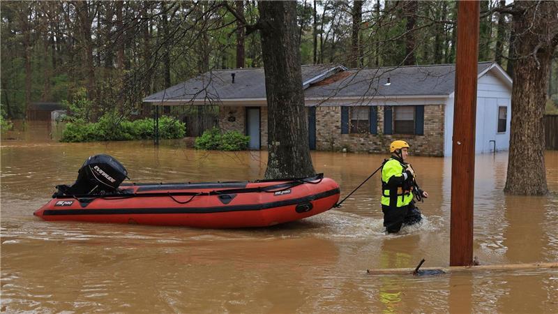 Land unter in den USA: Mindestens 16 Tote bei Unwettern Teilweise kamen die Rettungskräfte nur noch per Boot voran.
