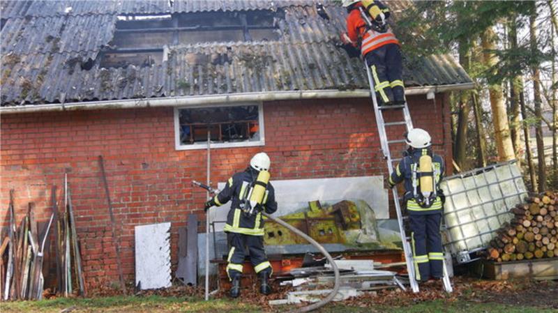 Teilweise müssen Dachlatten entfernt werden, um an Glutnester zu kommen.