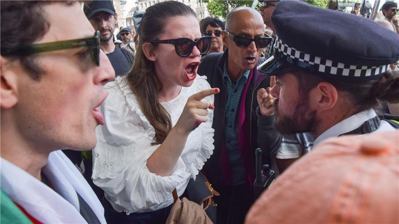 Teilweise soll es zu aggressivem Verhalten gegenüber Polizisten gekommen sein.