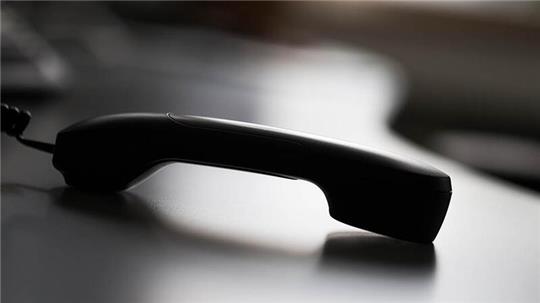 Telefonbetrüger bedienen sich immer wieder neuer Maschen, um Menschen übers Ohr zu hauen.