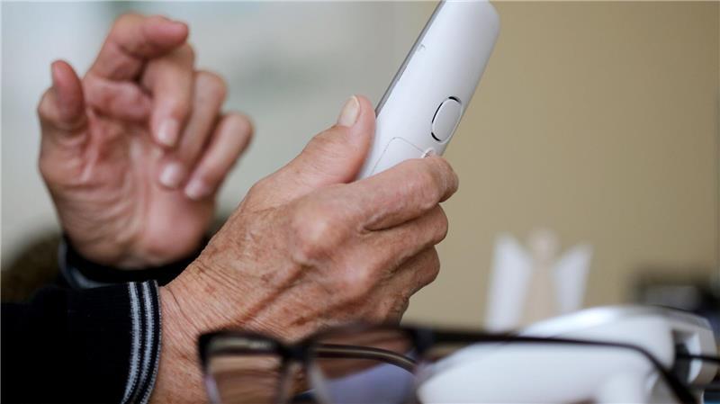 Telefonbetrüger erbeuten Wertgegenstände bei einem älteren Ehepaar in Itzehoe. (Symbolbild)