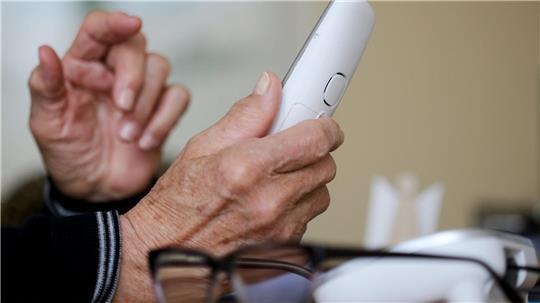 Telefonbetrüger erbeuten Wertgegenstände bei einem älteren Ehepaar in Itzehoe. (Symbolbild)