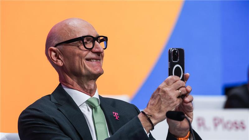 Telekom-Chef Tim Höttges peilt Investitionen in neue Rechenzentren an, um den Datenhunger im KI-Zeitalter zu stillen. (Archivbild)
