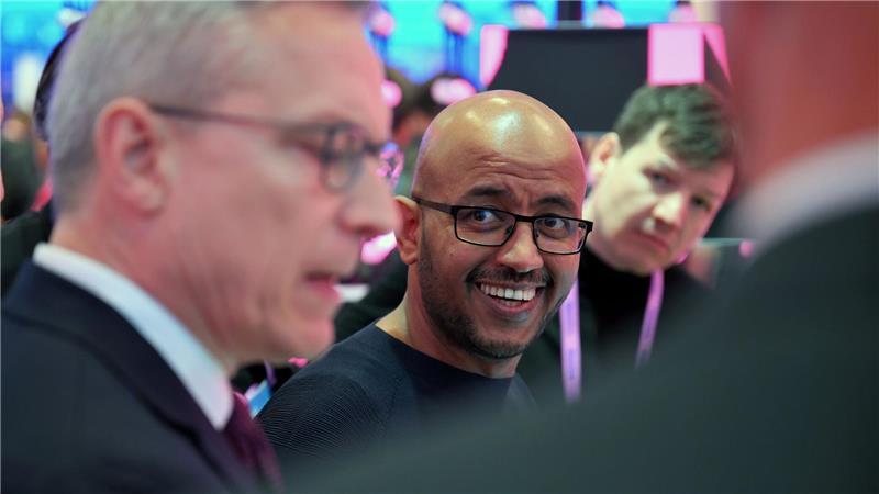 Telekom-Technologievorstand Abdu Mudesir (Mitte) bei einem Messerundgang mit Bundesdigitalminister Karsten Wildberger (links). 