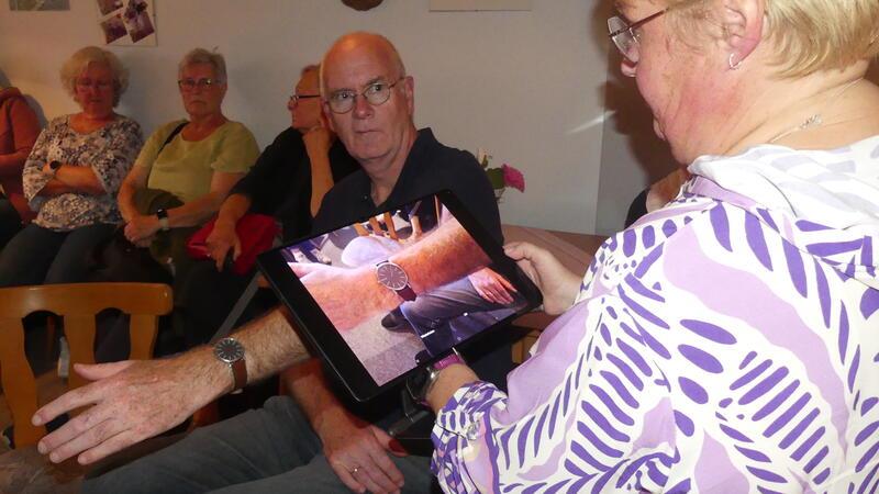 Jetzt doch: Drochterser Bürger zeigen Interesse an Telemedizin Telemedizin-Vorführung in Assel: Die Haut am Arm von Joachim Grantz sieht gesund aus. Die Aufnahmen, die Pflegefachkraft Sandra Lütje gemacht hat, lassen sich in hoher Auflösung betrachten.