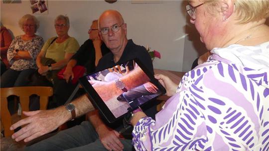 Telemedizin-Vorführung in Assel: Die Haut am Arm von Joachim Grantz sieht gesund aus. Die Aufnahmen, die Pflegefachkraft Sandra Lütje gemacht hat, lassen sich in hoher Auflösung betrachten.