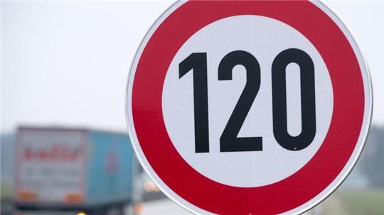 Tempo 120, wie hier auf einer Autobahn in Mecklenburg-Vorpommern, sorgt für einen Streit vor dem Verwaltungsgericht in Münster. (Symbolbild)