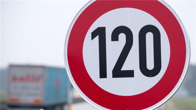 Tempo 120, wie hier auf einer Autobahn in Mecklenburg-Vorpommern, sorgt für einen Streit vor dem Verwaltungsgericht in Münster. (Symbolbild)