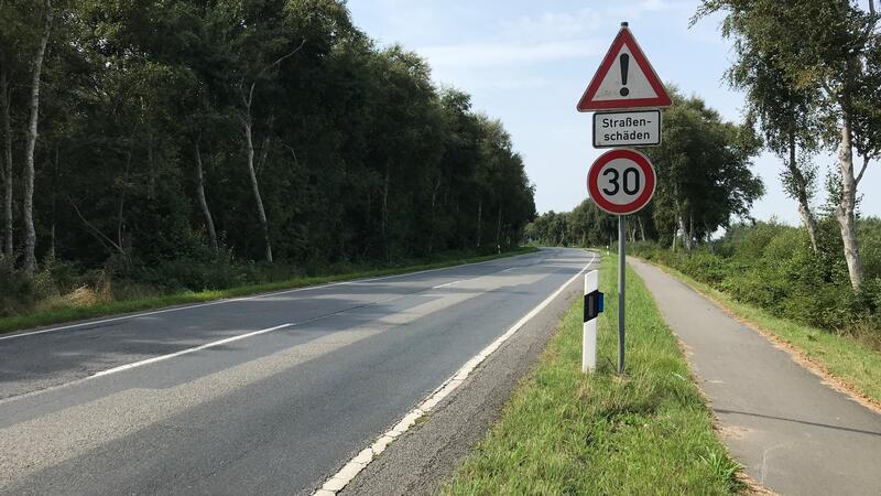 Nach tödlichem Unfall: Mutter kämpft für mehr Sicherheit an der B495 Tempo 30 auf der Bundesstraße: Straßenschäden bremsen Autofahrer aus.