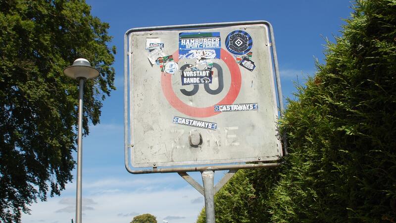 Marode Straßen und Vandalismus: Ärger in Apensen Tempo 30 oder 50 - der Geschwindigkeits-Hinweis an der Neukloster Straße ist nicht mehr zu erkennen.
