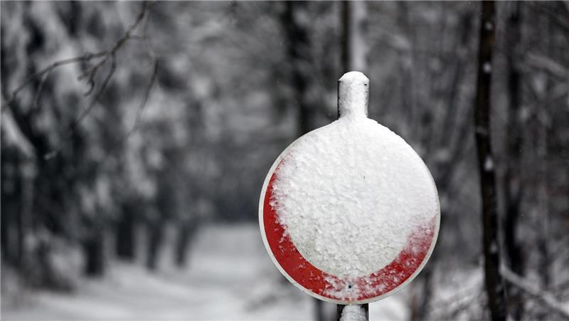 Tempolimits und andere runde Schilder sind bei starker Verschneiung oft nicht mehr erkennbar: Eine Befolgung kann dann nicht immer erwartet werden.