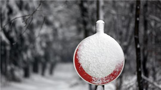 Tempolimits und andere runde Schilder sind bei starker Verschneiung oft nicht mehr erkennbar: Eine Befolgung kann dann nicht immer erwartet werden.