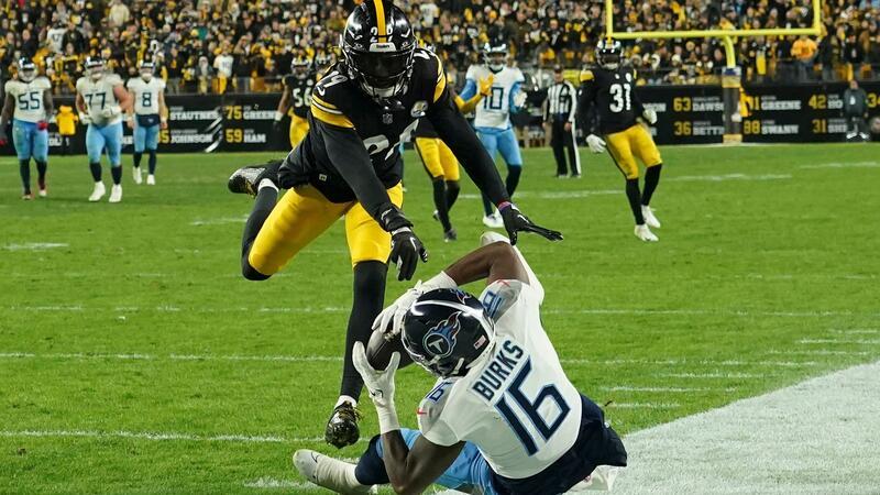 Tennessee Titans Wide Receiver Treylon Burks (16) sorgte für einen Schreckmoment.