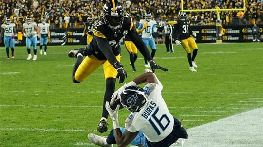 Tennessee Titans Wide Receiver Treylon Burks (16) sorgte für einen Schreckmoment.