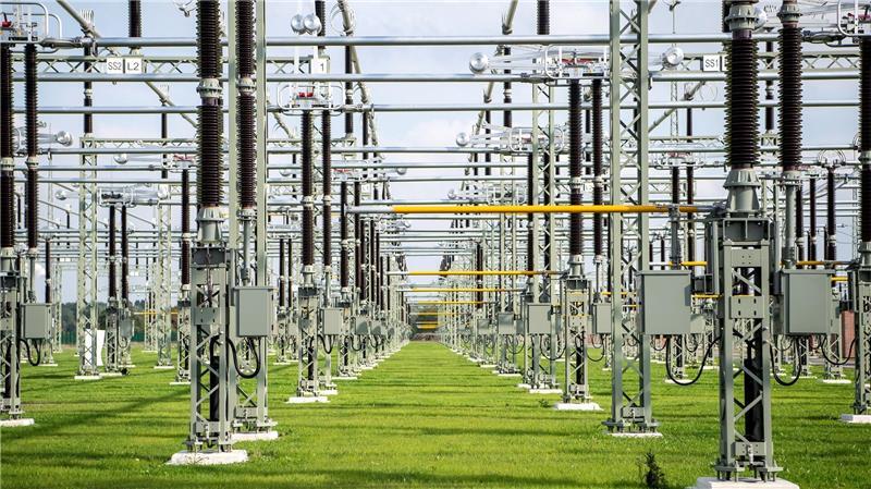 Tennet und die Jade Hochschule untersuchen, wie etwa Drohnen bei der Wartung und Reparatur von Stromnetzen und Umspannwerken helfen können. (Symbolbild)