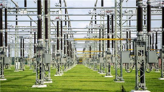 Tennet und die Jade Hochschule untersuchen, wie etwa Drohnen bei der Wartung und Reparatur von Stromnetzen und Umspannwerken helfen können. (Symbolbild)
