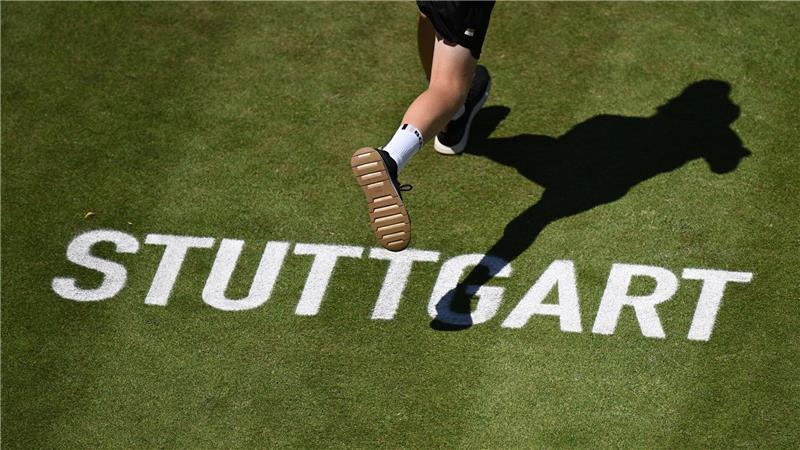 Tennis: ATP-Tour - Stuttgart, Einzel, Männer, Halbfinale. Bublik (Kasachstan) - Fritz (USA). Ein Balljunge läuft über den Centre Court.