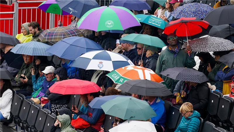 Tennis im Regen: Bei der WTA-Tour in London schützen sich Zuschauer mit Schirmen gegen einen Schauer. 