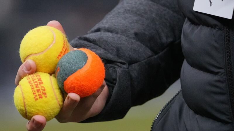 Fanszene lehnt DFL-Gespräch mit klarer Forderung ab Tennisbälle wurden bei einem Spiel zwischen Hertha BSC und dem Hamburger SV von Fans aufs Spielfeld geworfen.