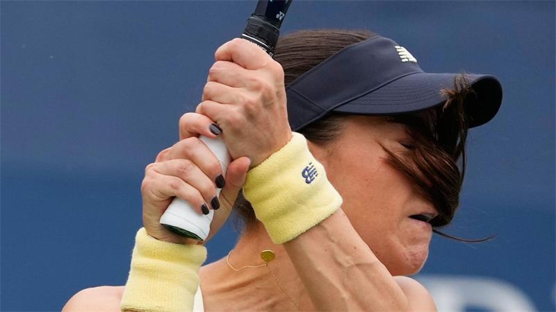 Tennisspielerin Sorana Cirstea spielt den Ball.
